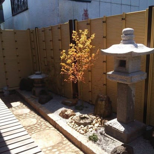 竹垣、石灯籠、植栽のある庭まわり